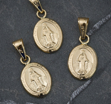 Dije medalla de la  Virgen De la Milagrosa 0.45gr / Largo 1.6cm / Oro Amarillo Nac B