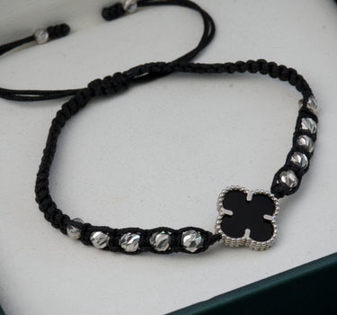 Pulsera Tejida En Hilo Negro Con Herraje Trebol 3.35gr / Oro Blanco Nac M