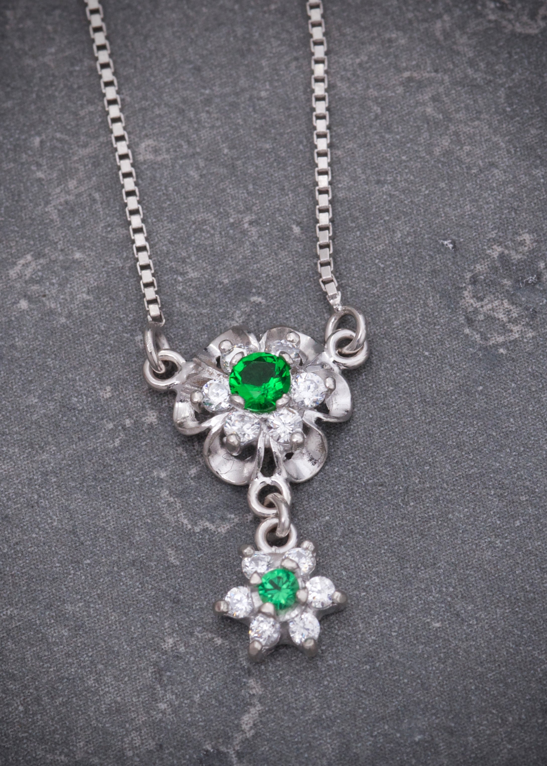 Cadena flores con swarovski blanco y verde 3.6gr / Largo 50cm / Oro Blanco italy +3 P