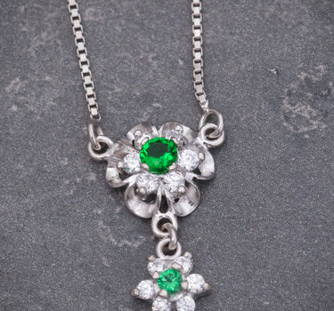 Cadena flores con swarovski blanco y verde 3.6gr / Largo 50cm / Oro Blanco italy +3 P