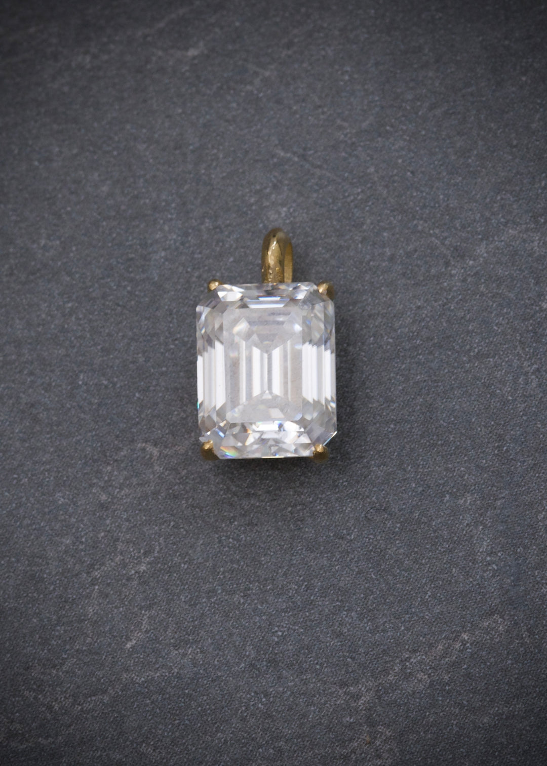 Dije con 244pts de moissanita 1gr / Largo 1.2cm — Oro Amarillo