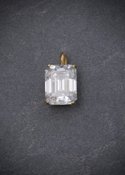 Dije con 244pts de moissanita  1gr / Largo 1.2cm / Oro Amarillo (Joya) P