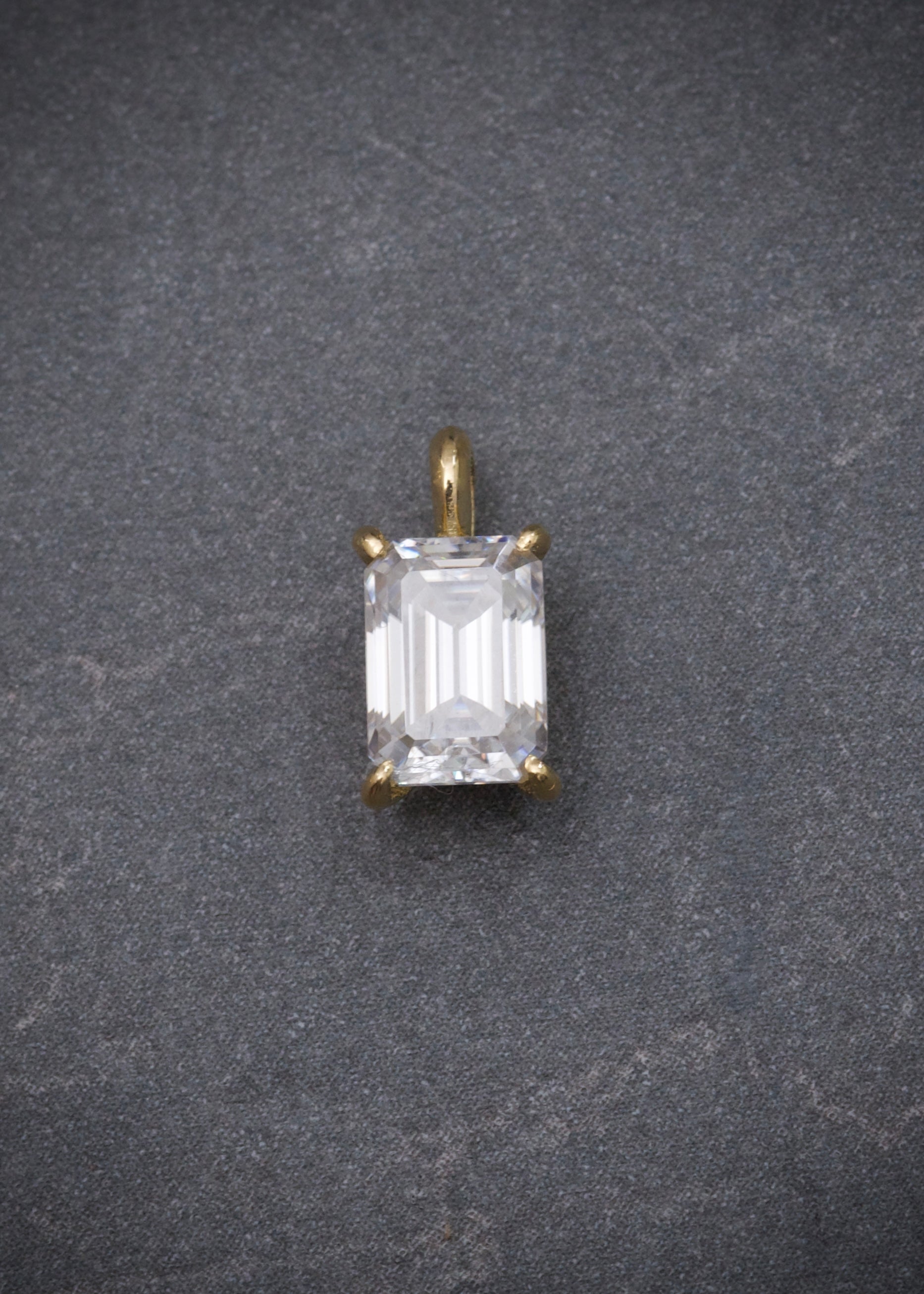 Dije con 100pts de moissanita 0.65gr / Largo 1cm / Oro Amarillo (Joya) B