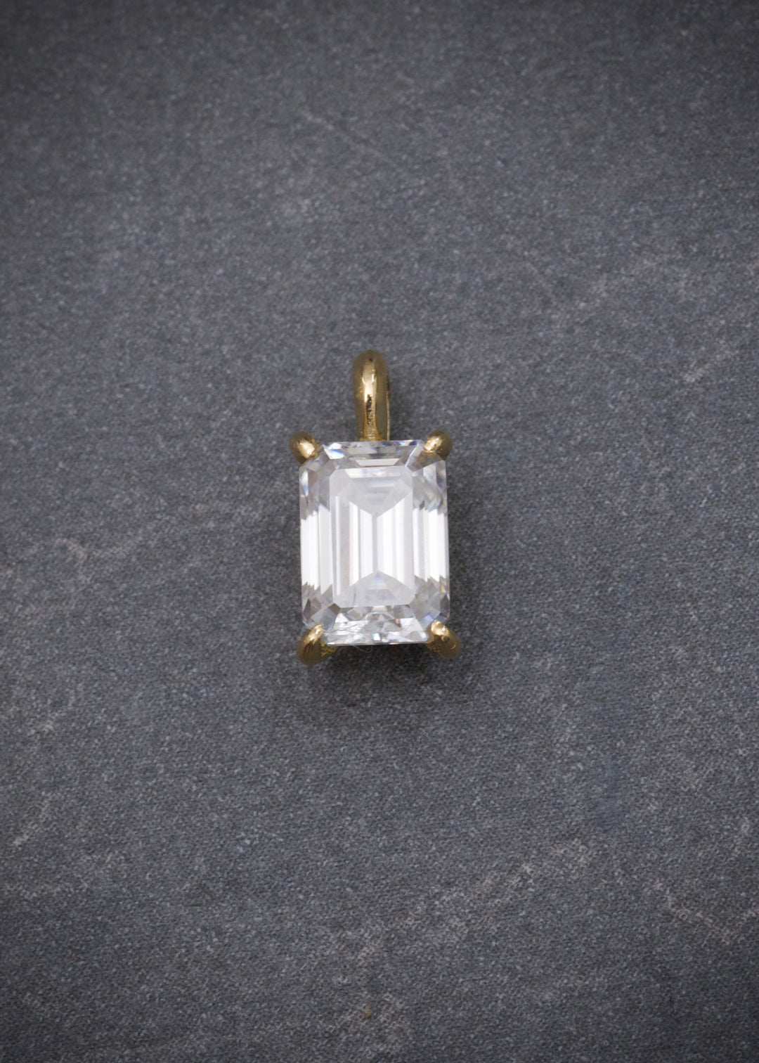 Dije con 100pts de moissanita 0.6gr / Largo 1cm — Oro Amarillo