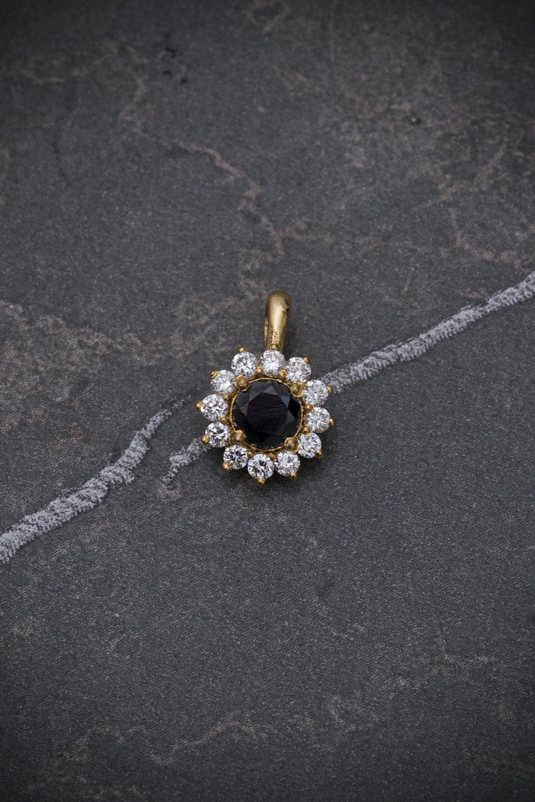 Dije con 33pts de diamante negro y 18pts de diamante blanco 0.7gr / Largo 1cm / Oro Amarillo (Joya) M