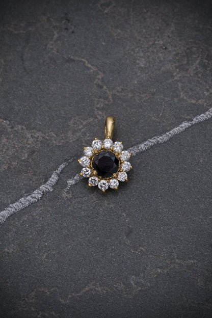 Dije con 33pts de diamante negro y 18pts de diamante blanco 0.7gr / Largo 1cm / Oro Amarillo (Joya) M