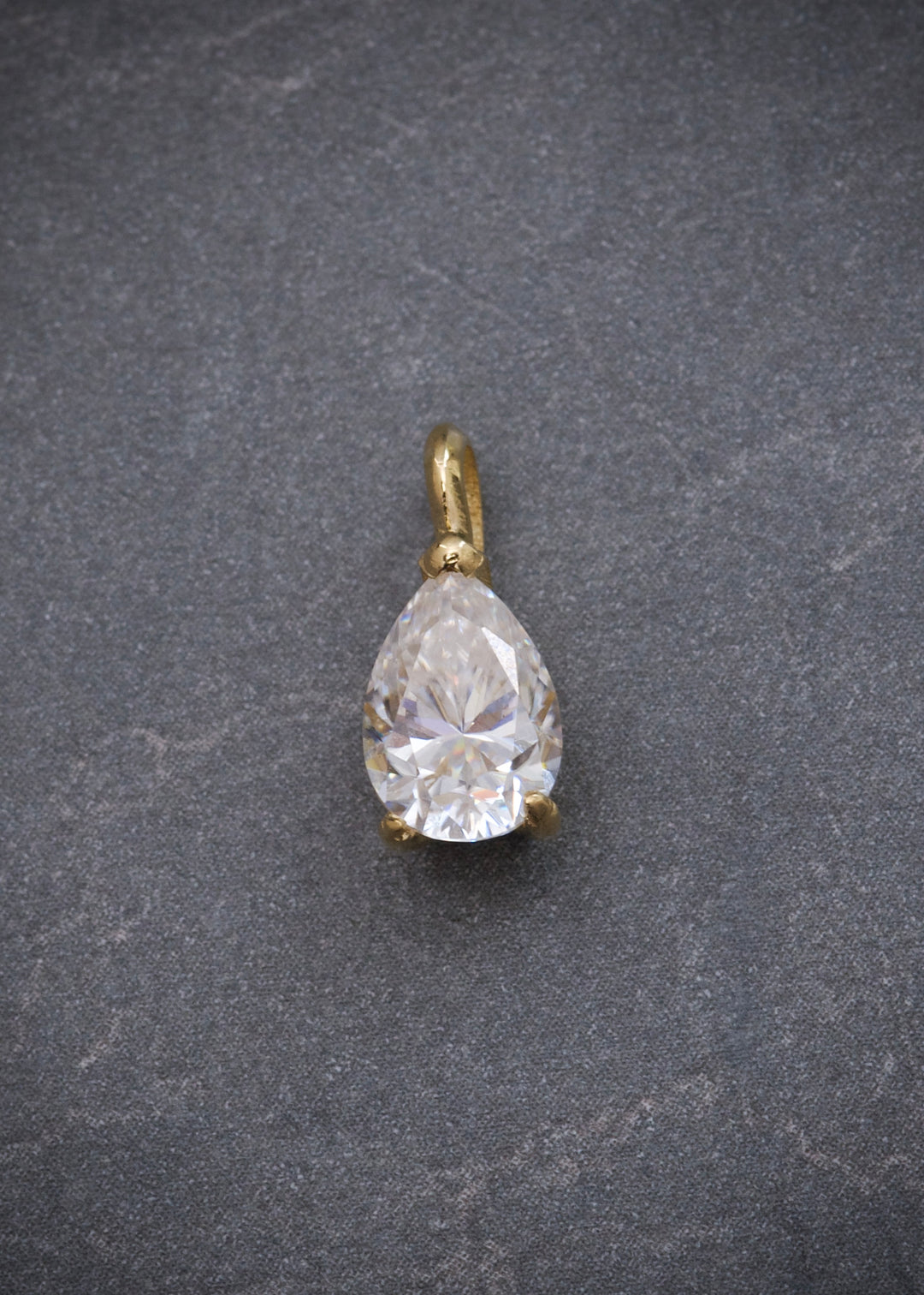 Dije con 168pts de moissanita 0.8gr / Largo 1.2cm — Oro Amarillo