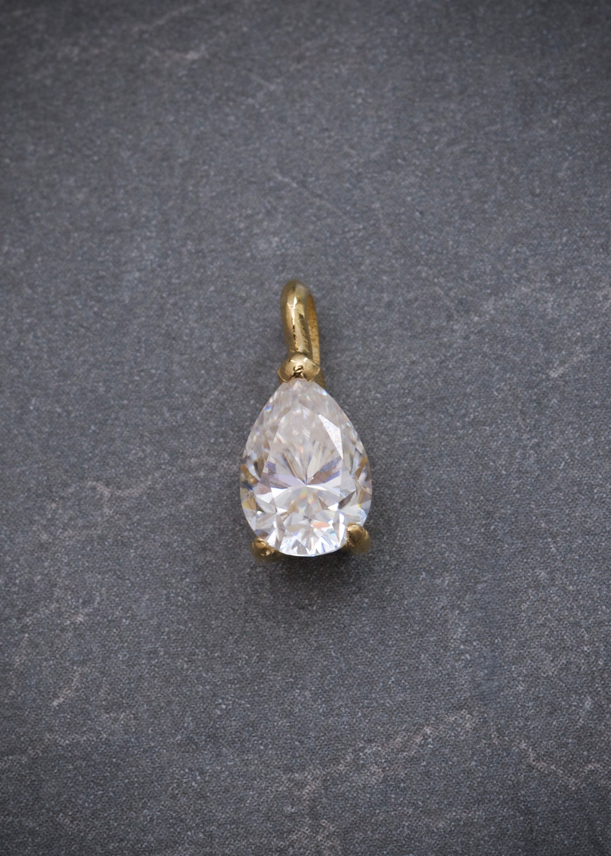 Dije con 168pts de moissanita 0.8gr / Largo 1.2cm / Oro Amarillo (Joya) M