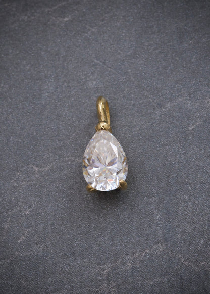 Dije con 168pts de moissanita 0.8gr / Largo 1.2cm / Oro Amarillo (Joya) M