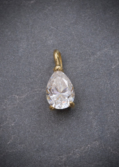 Dije con 182pts de moissanita 0.6gr / Largo 1cm / Oro Amarillo (Joya) B