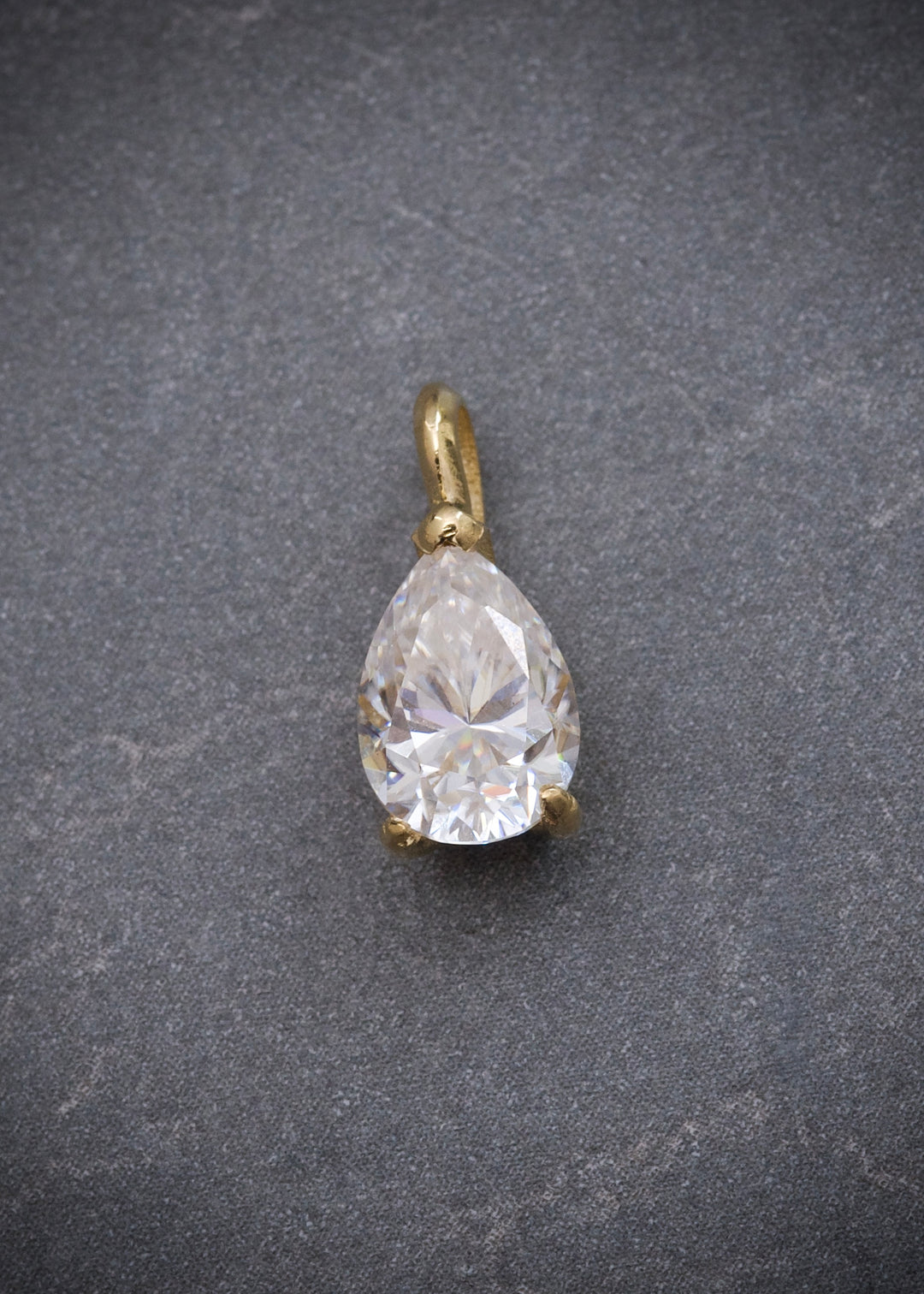 Dije con 131pts de moissanita 1.15gr / Largo 1.3cm — Oro Amarillo
