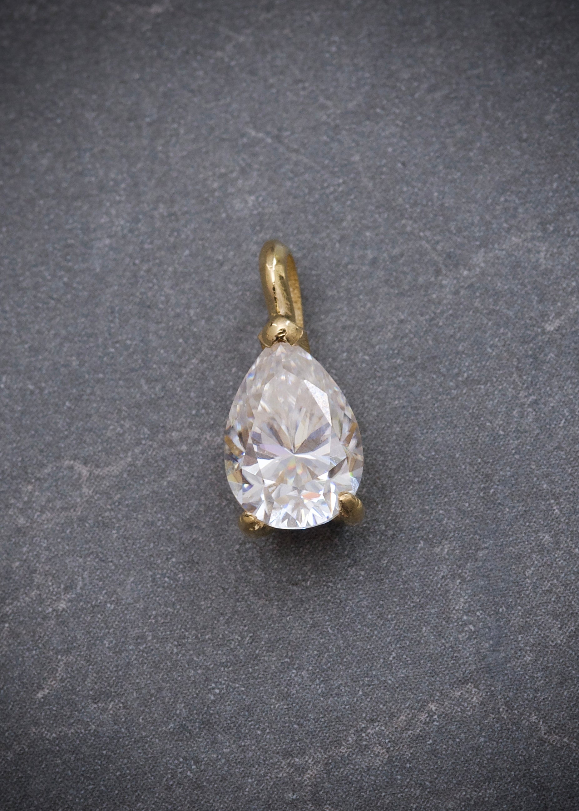 Dije con 131pts de moissanita 1.2gr / Largo 1.3cm / Oro Amarillo (Joya) B
