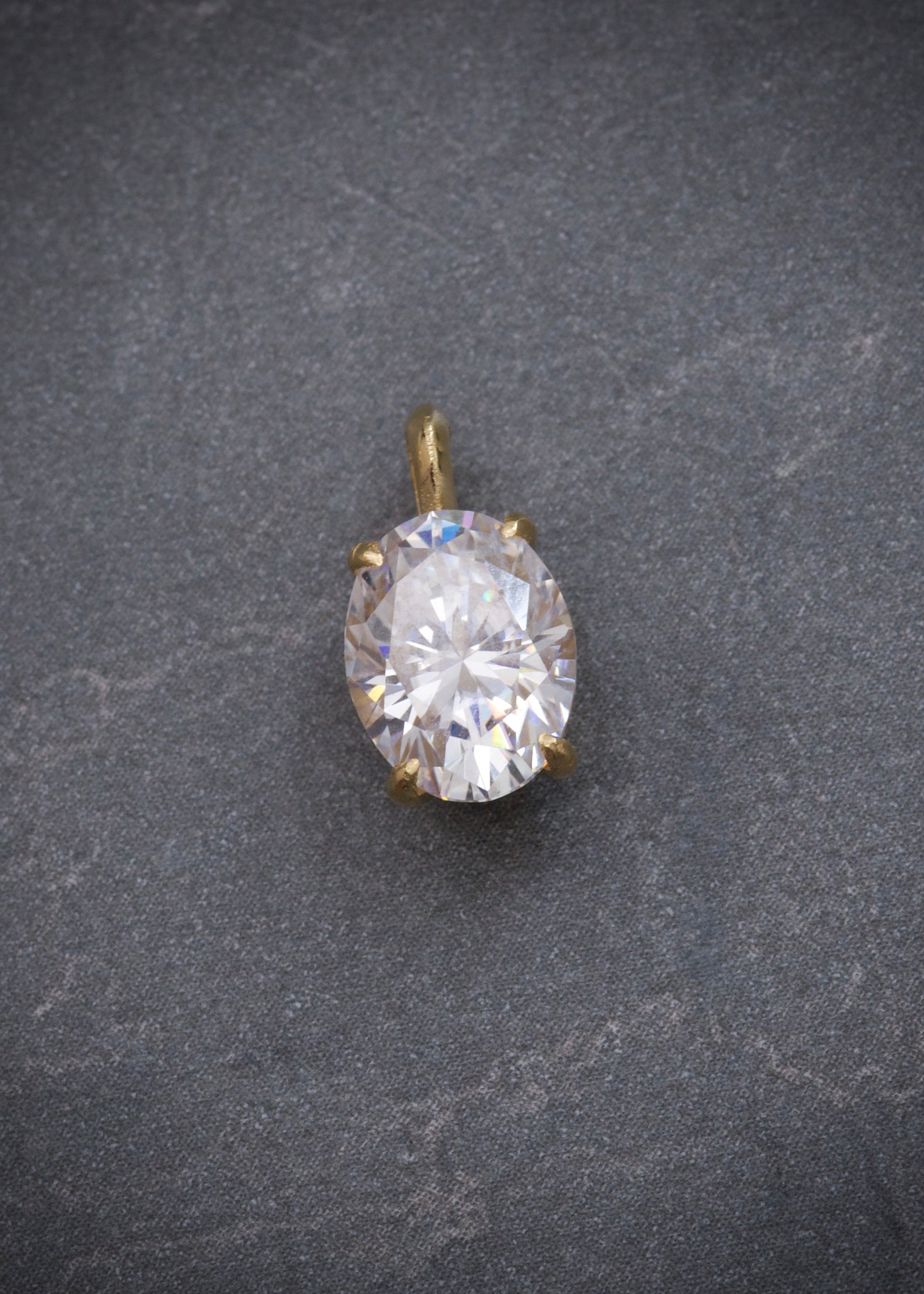 Dije con 123pts de moissanita 1.1gr / Largo 1.2cm / Oro Amarillo (Joya) B