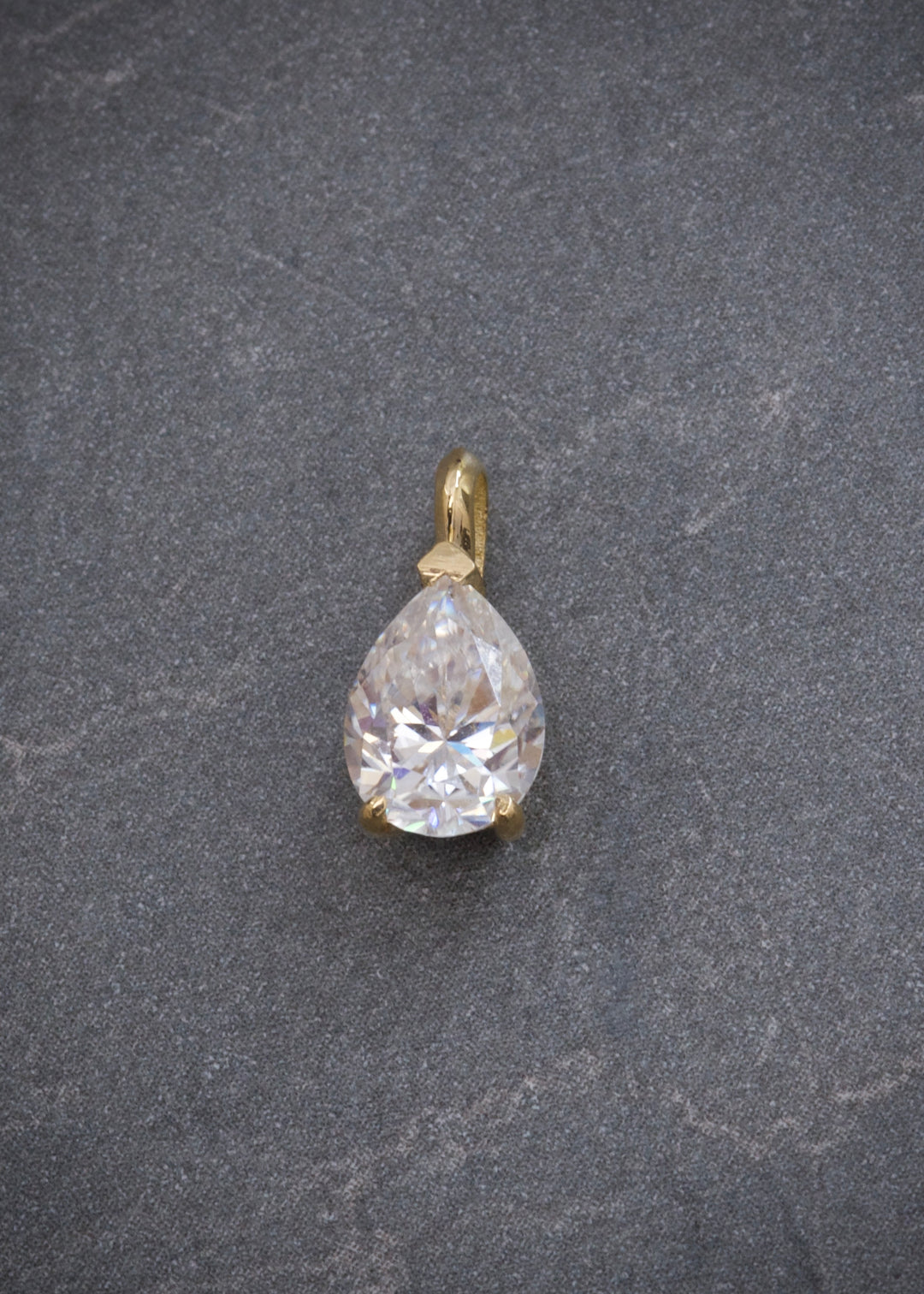 Dije con 182pts de moissanita 0.6gr / Largo 1cm — Oro Amarillo