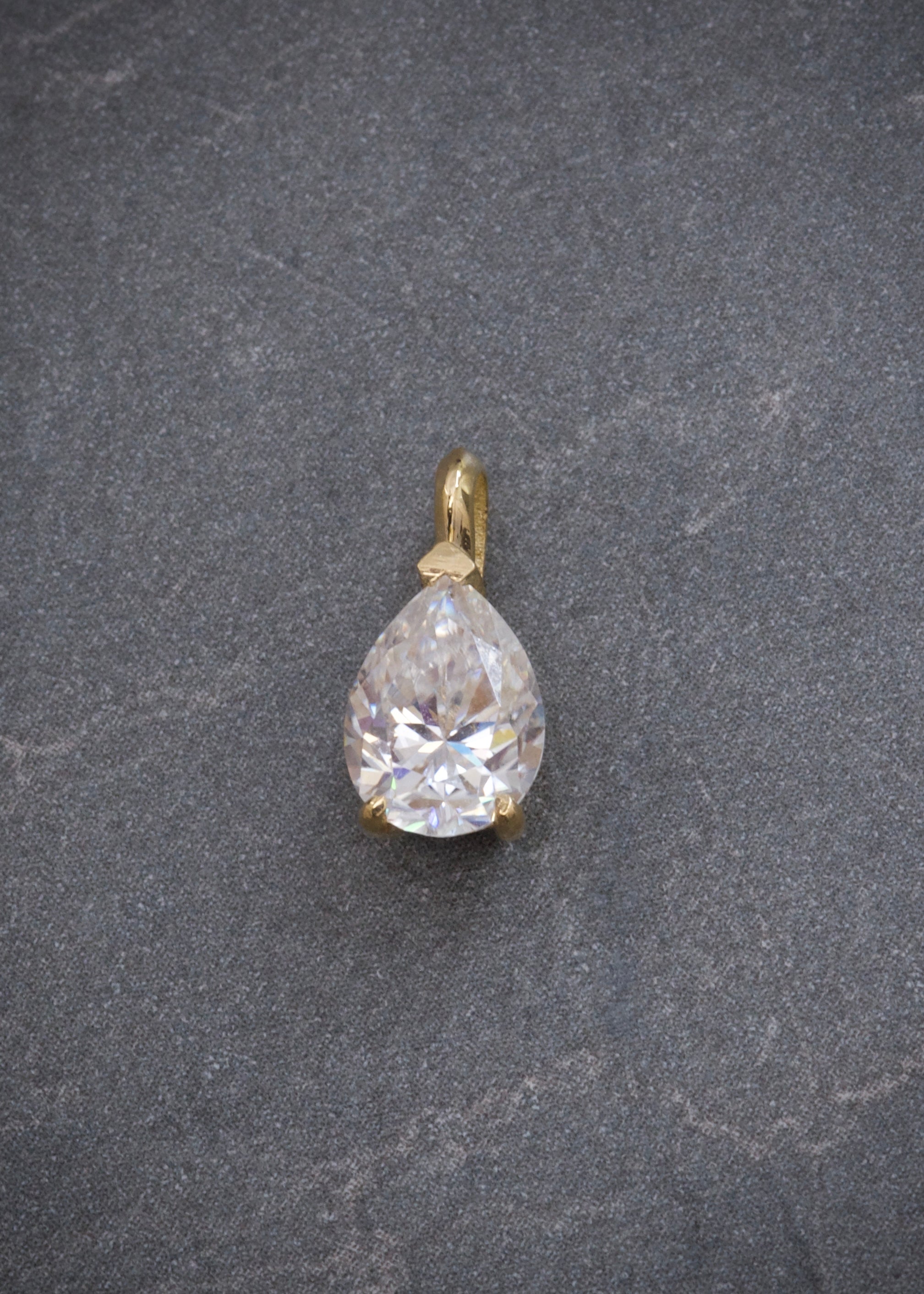 Dije con 182pts de moissanita 0.75gr / Largo 1.1cm / Oro Amarillo (Joya) P
