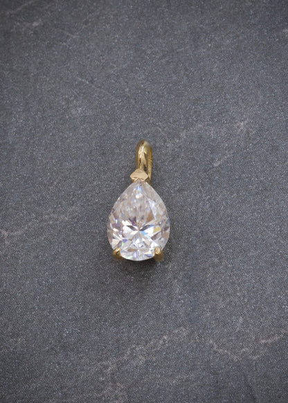 Dije con 168pts de moissanita 0.8gr / Largo 1.2cm / Oro Amarillo (Joya) P
