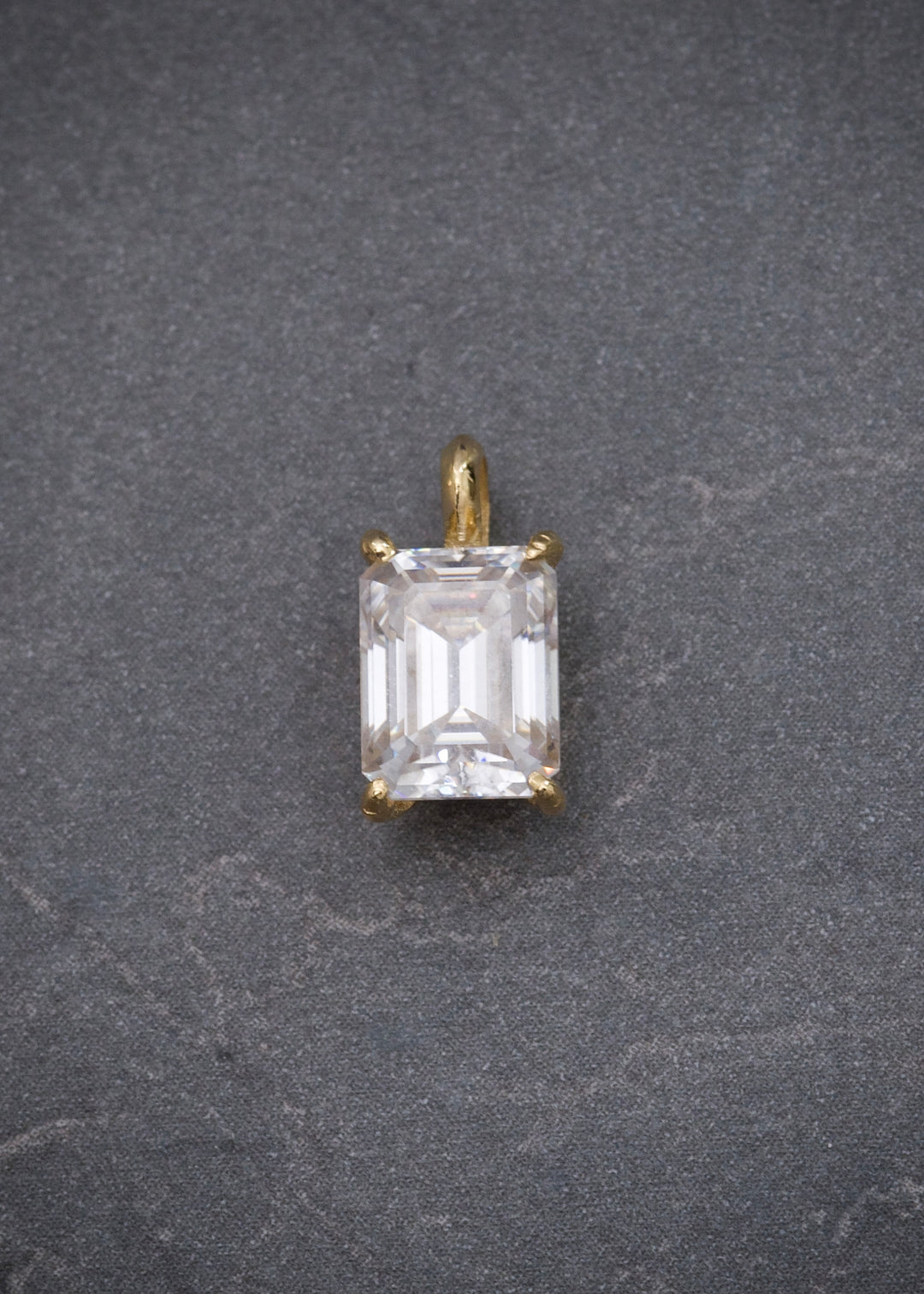 Dije con 244pts de moissanita 0.9gr / Largo 1.1cm — Oro Amarillo