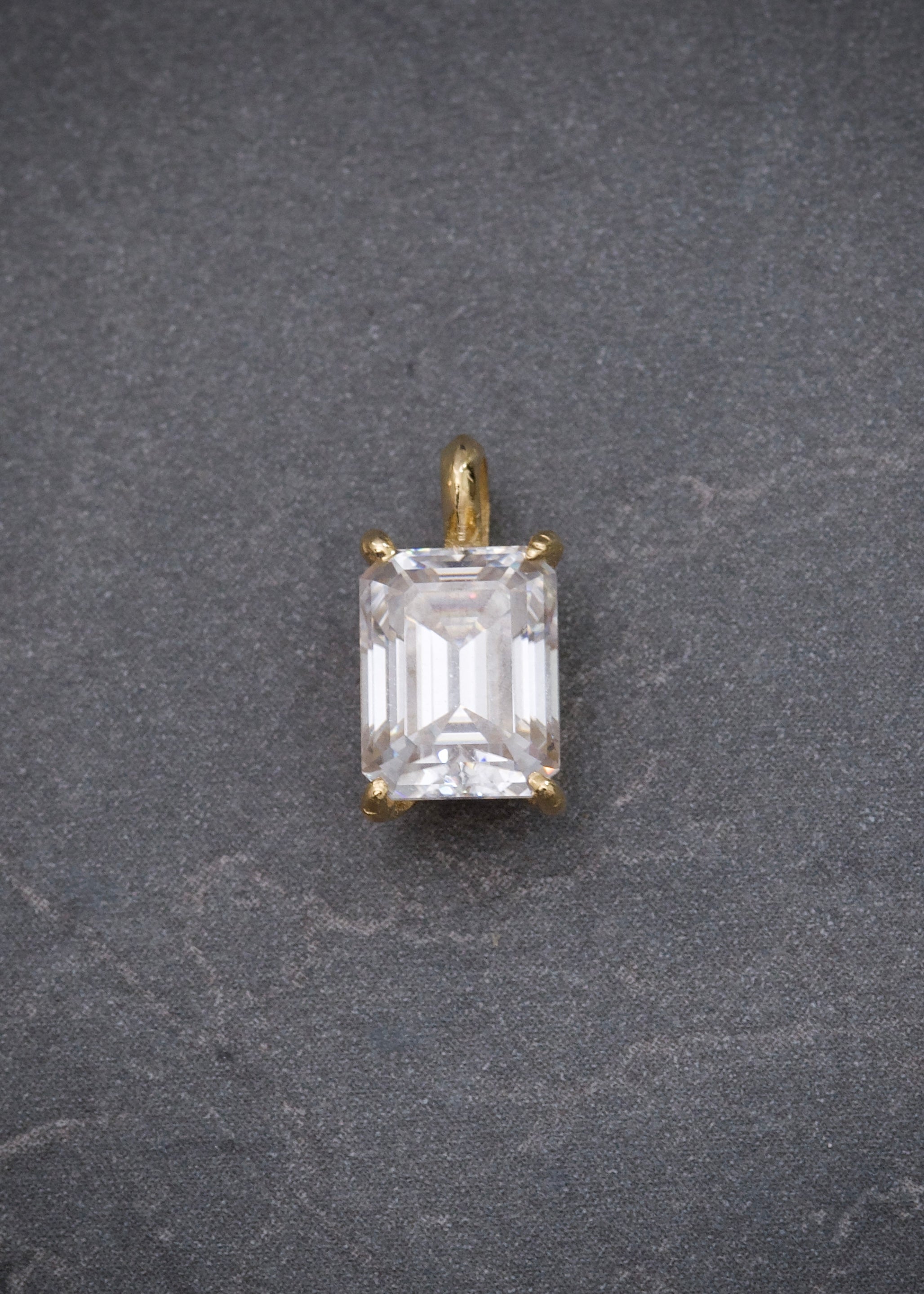Dije con 244pts de moissanita 0.9gr / Largo 1.1cm / Oro Amarillo (Joya) B
