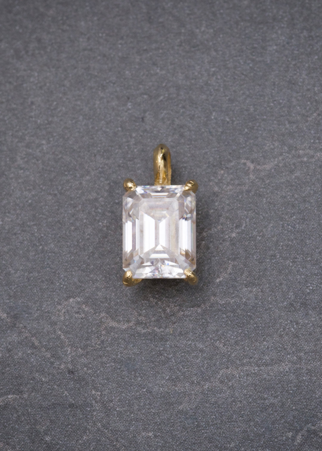 Dije con 344pts de moissanita 1.05gr / Largo 1.2cm — Oro Amarillo