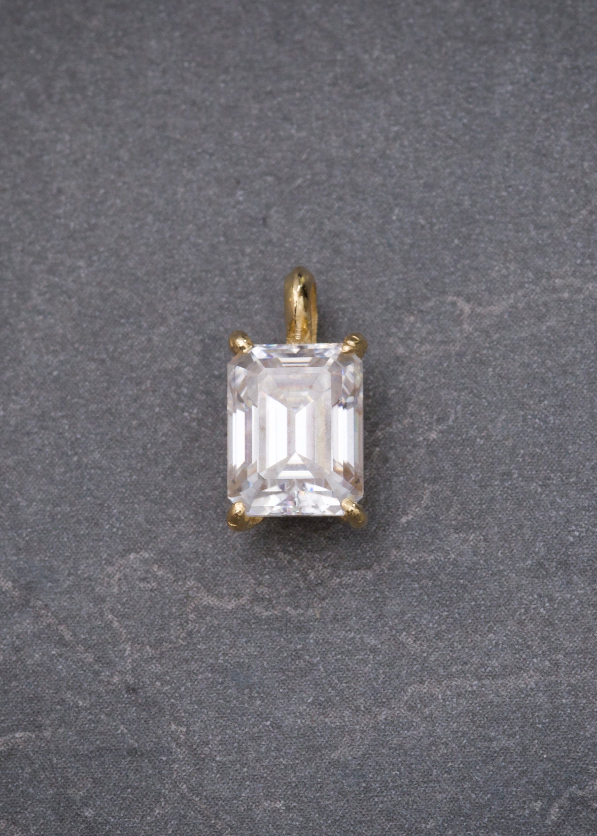 Dije con 344pts de moissanita 1.05gr / Largo 1.2cm / Oro Amarillo (Joya) B