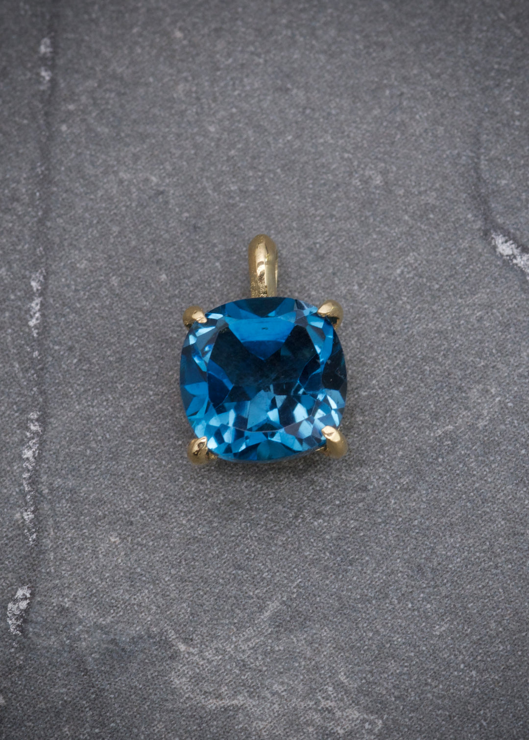 Dije con 170pts de topacio london 0.9gr / Largo 1cm — Oro Amarillo