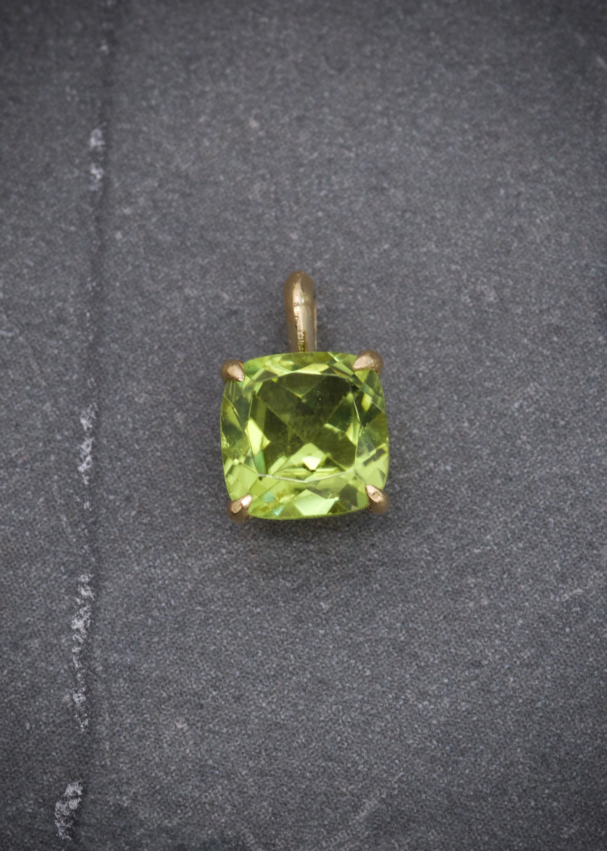 Dije con 100pts de periodo 0.6gr / Largo 0.9cm / Oro Amarillo (Joya) B