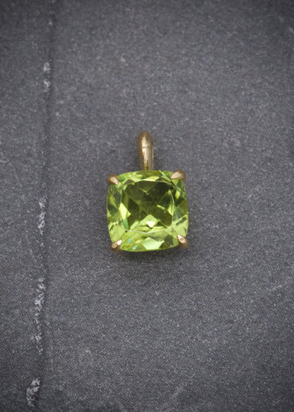 Dije con 100pts de periodo 0.6gr / Largo 0.9cm / Oro Amarillo (Joya) B