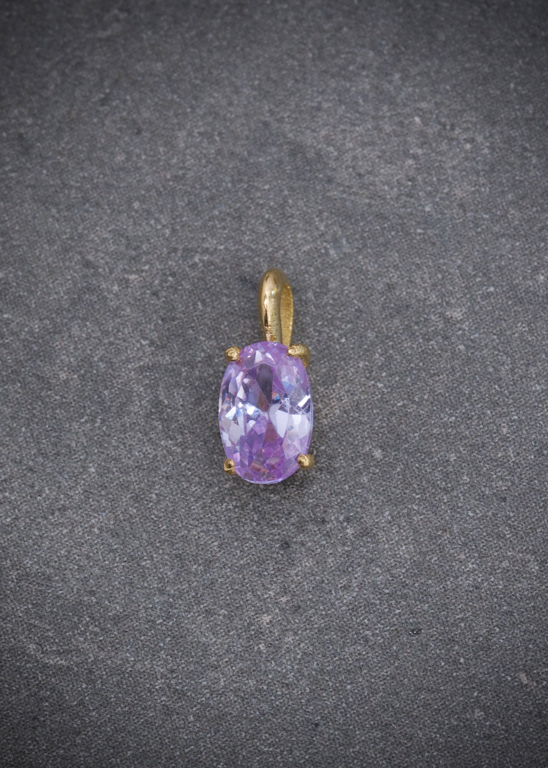 Dije con swarovski Lila 0.4gr / Largo 0.9cm / Oro Amarillo Nac B