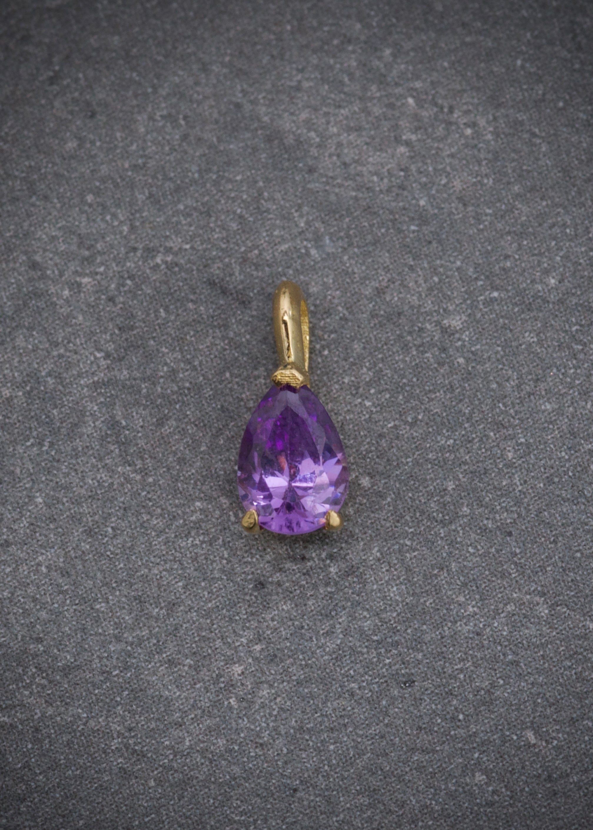 Dije con swarovski morado 0.4gr / Largo 0.9cm / Oro Amarillo Nac P