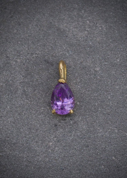 Dije con swarovski morado 0.4gr / Largo 0.9cm / Oro Amarillo Nac P