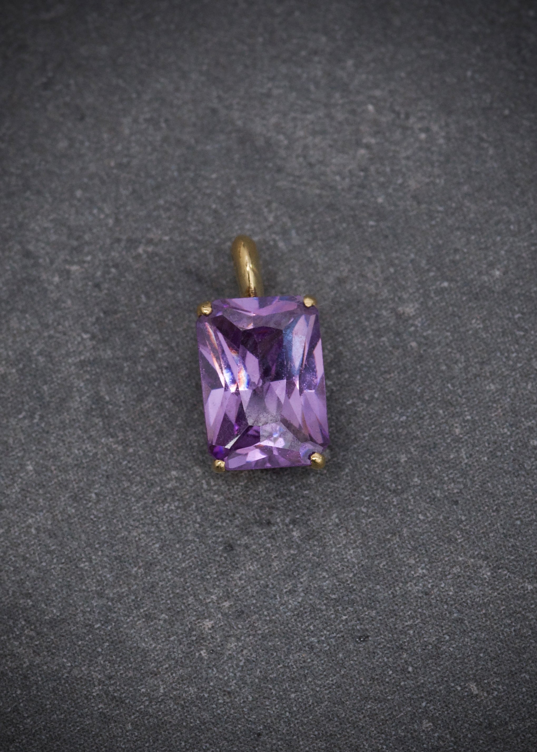 Dije con swarovski morado 0.55gr / Largo 1cm / Oro Amarillo Nac P