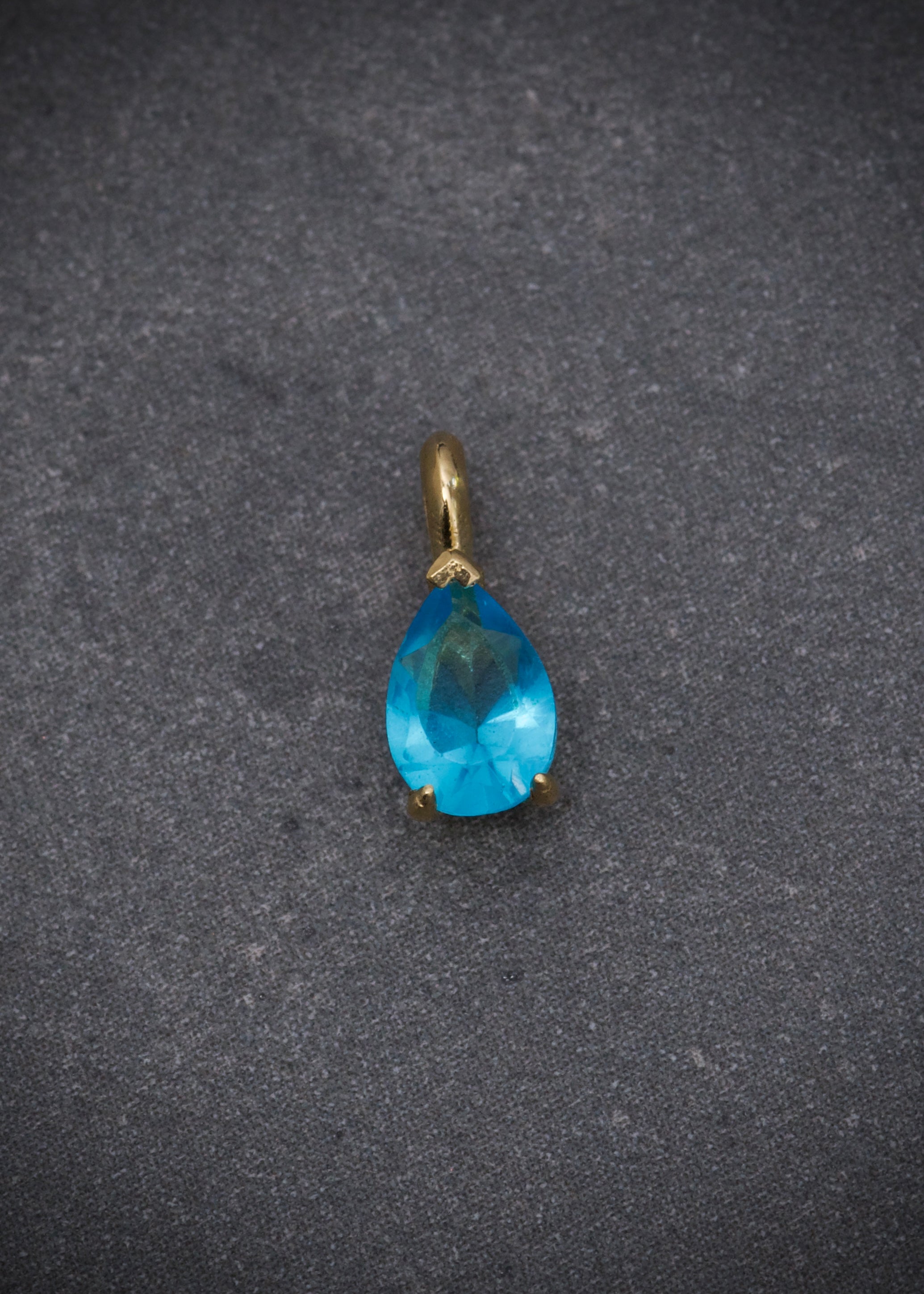 Dije con swarovski azul 0.35gr / Largo 0.9cm / Oro Amarillo Nac B