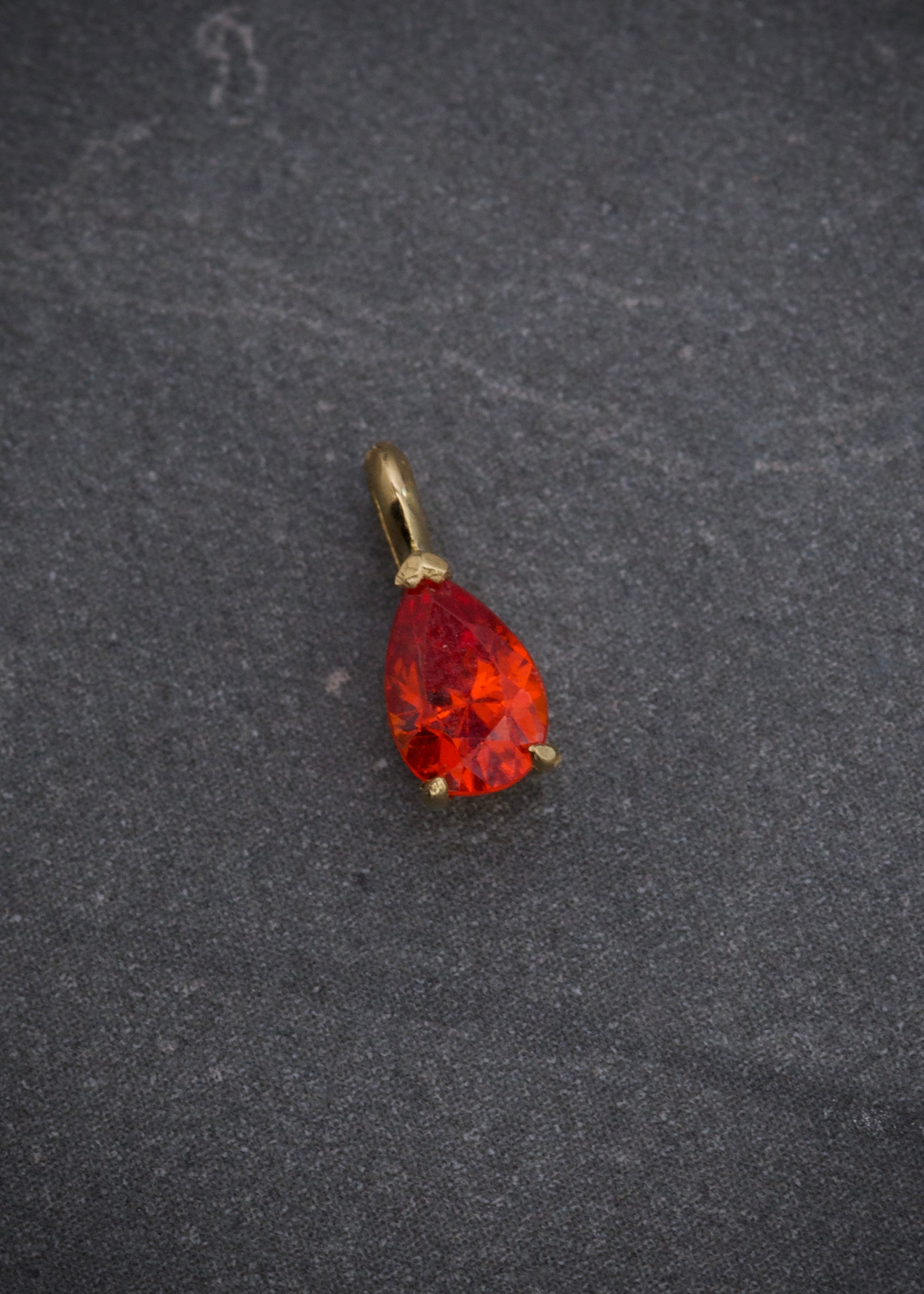 Dije con swarovski naranjado 0.45gr / Largo 0.9cm / Oro Amarillo Nac P