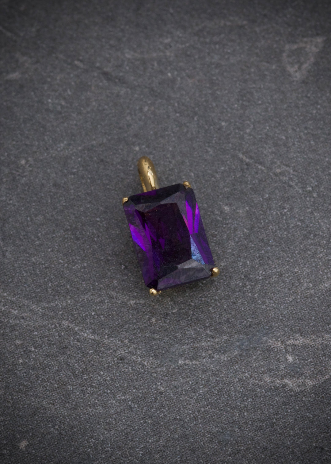 Dije con swarovski morado 0.6gr / Largo 1cm — Oro Amarillo