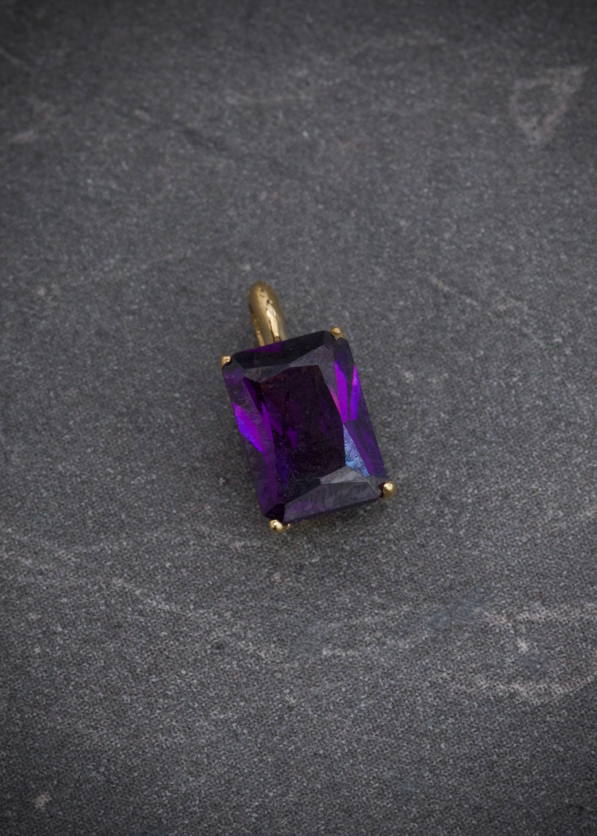 Dije con swarovski morado 0.6gr / Largo 1cm / Oro Amarillo Nac M