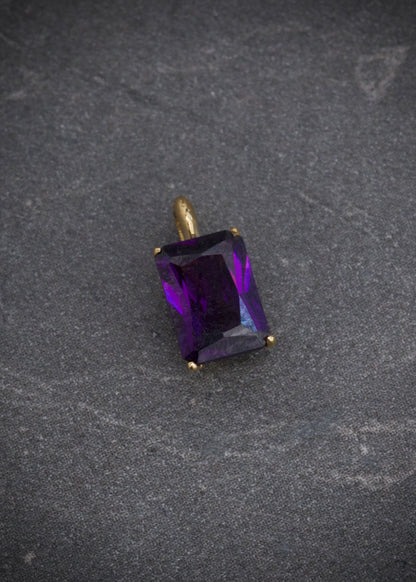 Dije con swarovski morado 0.6gr / Largo 1cm / Oro Amarillo Nac M