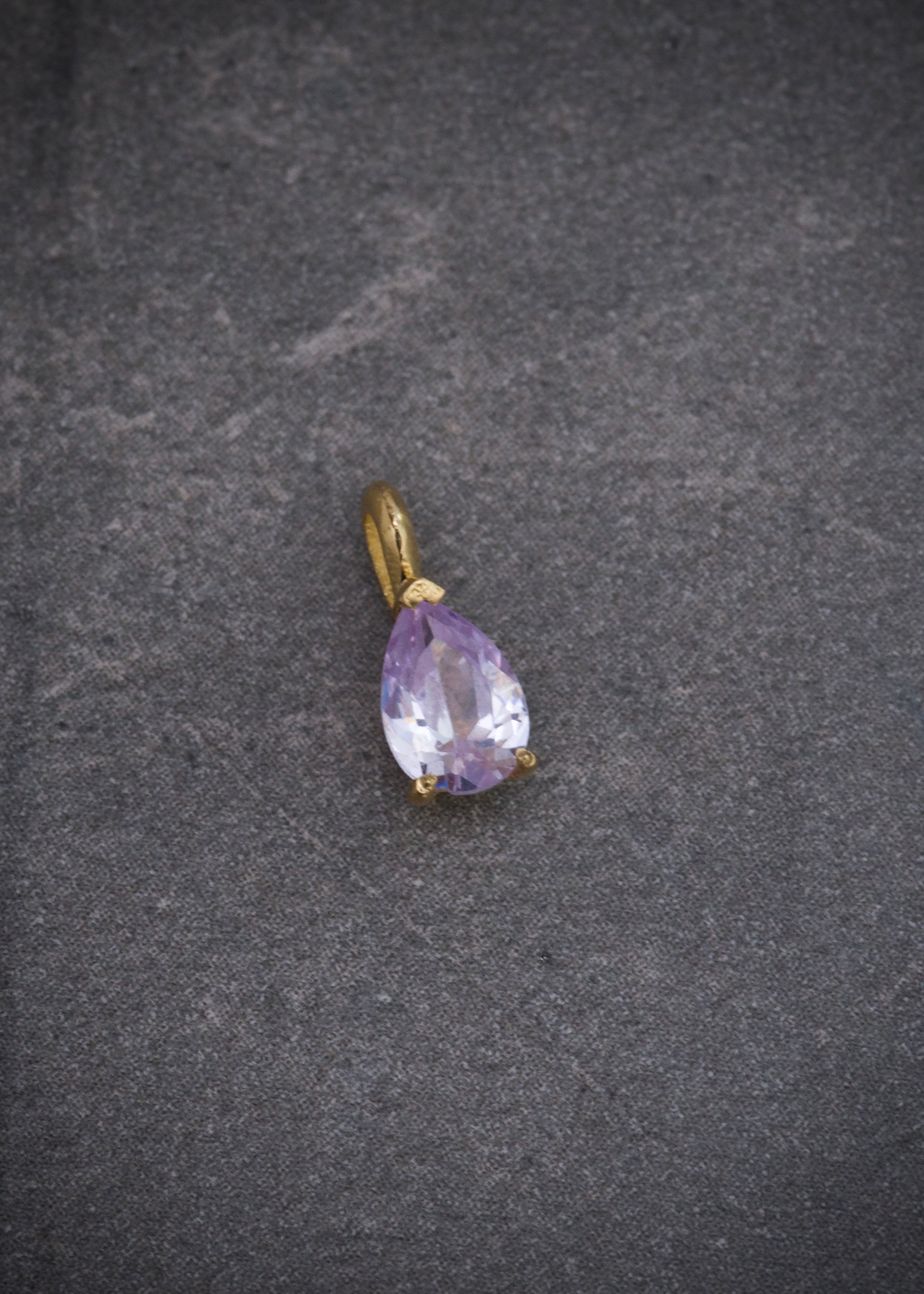 Dije con swarovski lila 0.4gr / Largo 0.9cm / Oro Amarillo Nac B