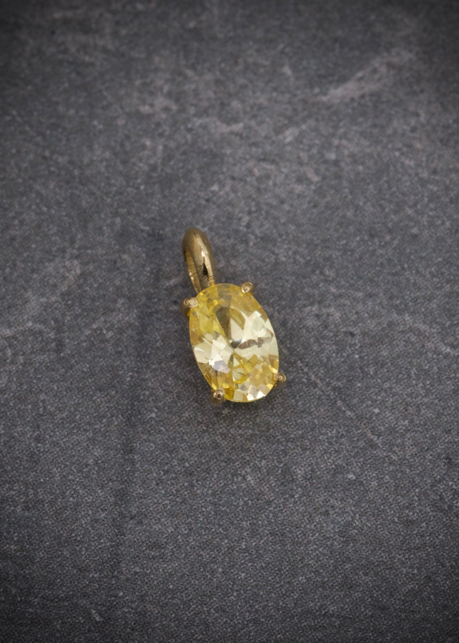 Dije con swarovski amarillo 0.4gr / Largo 0.9cm / Oro Amarillo Nac M