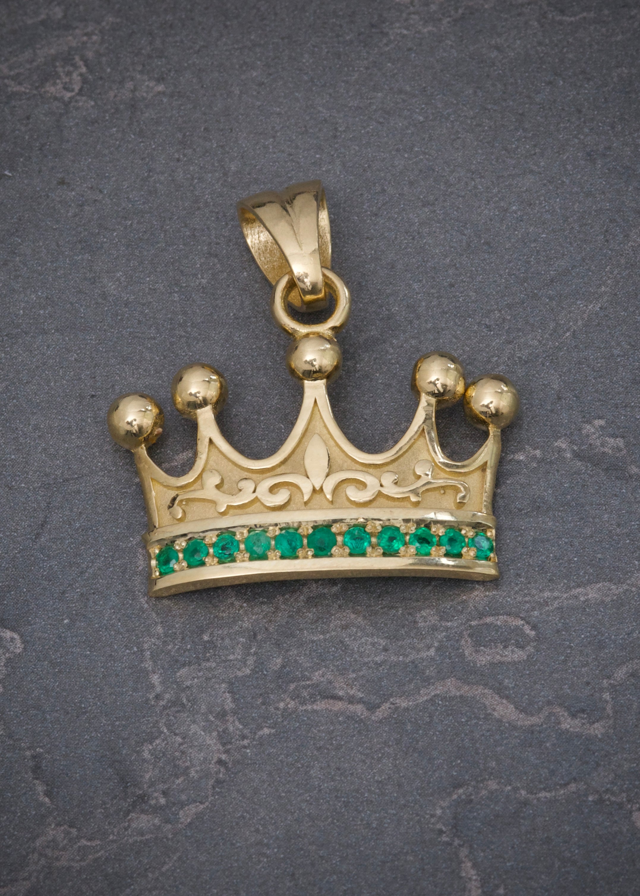 Dije corona con 37pts de esmeralda 11.4gr / Largo 3.3cm / Oro Amarillo (Joya) M