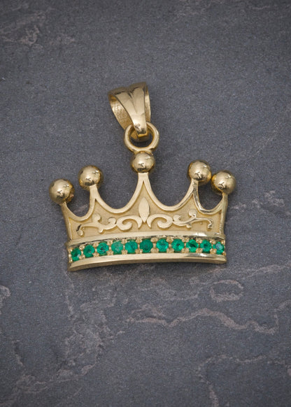 Dije corona con 37pts de esmeralda 11.4gr / Largo 3.3cm / Oro Amarillo (Joya) M