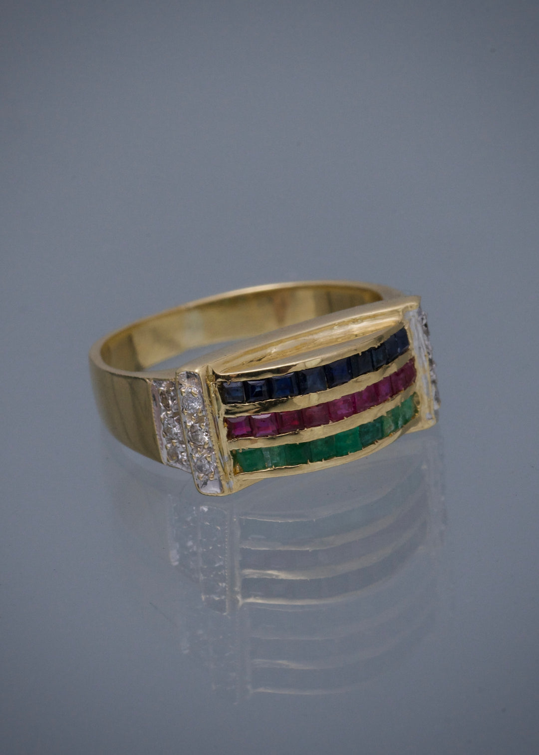 Anillo 70 pts diamantes, zafiros y rubíes  6.8gr / Talla 5 1/2 — Oro Amarillo