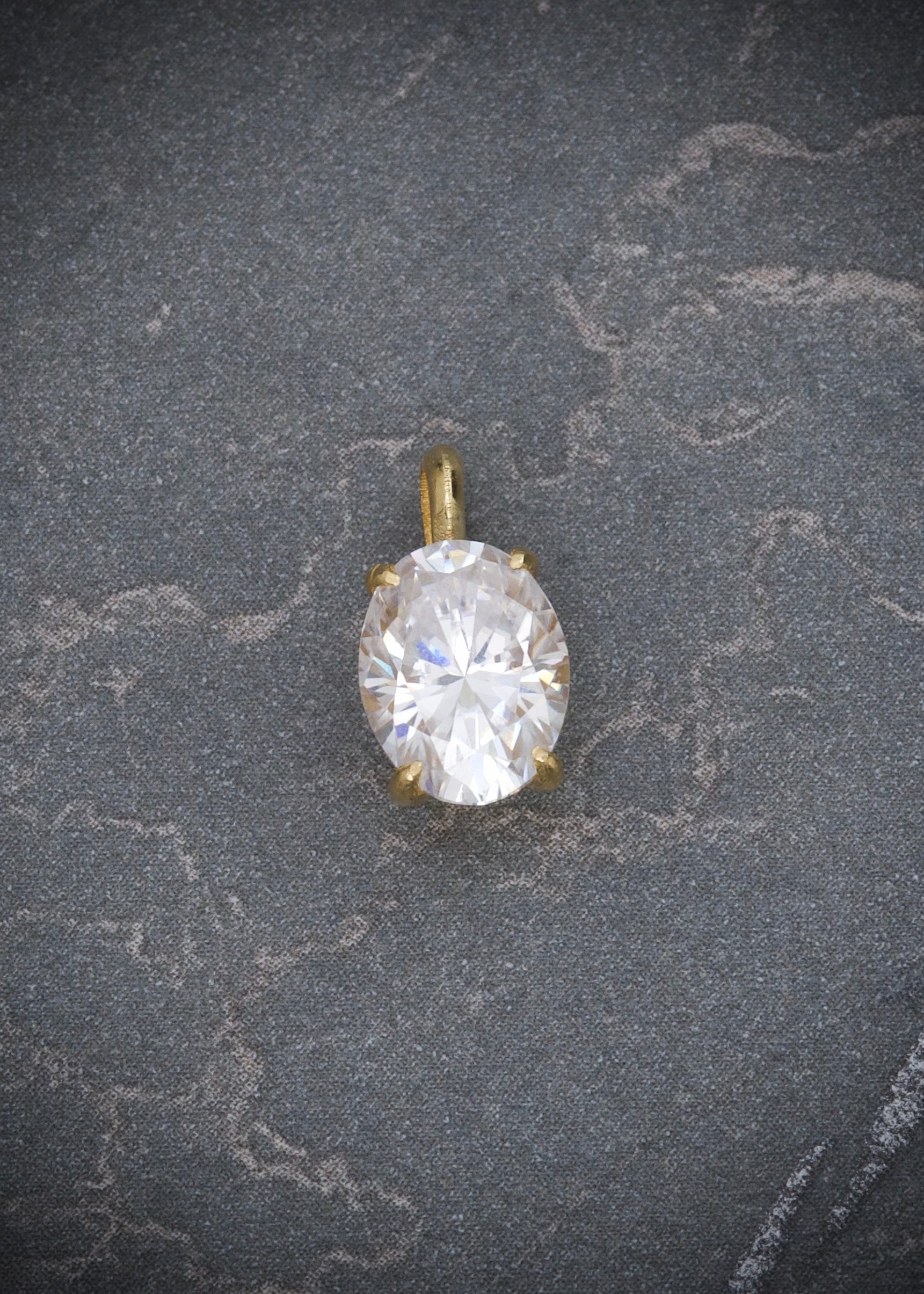 Dije con 123pts de moissanita 0.8gr / Largo 1.1cm / Oro Amarillo (Joya) B