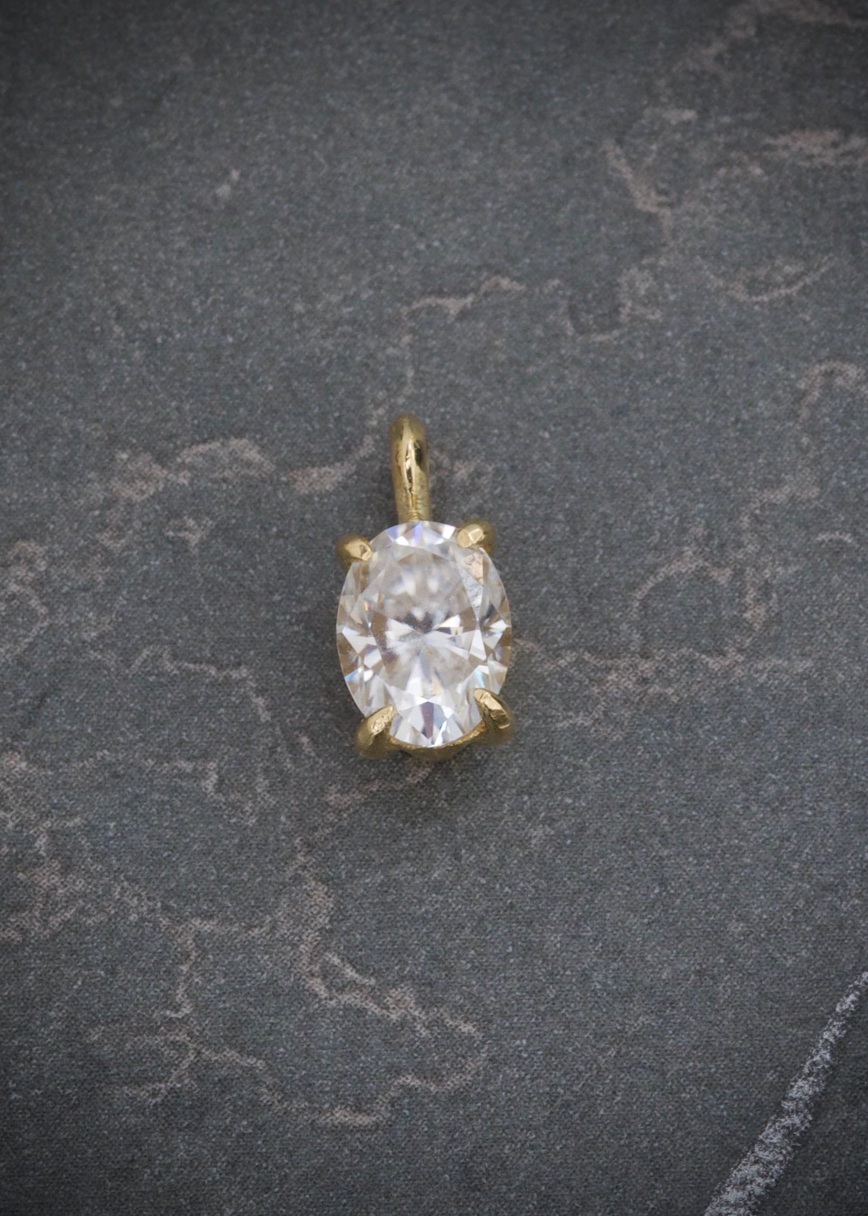 Dije con 78pts de moissanita 0.5gr / Largo 1cm / Oro Amarillo (Joya) B