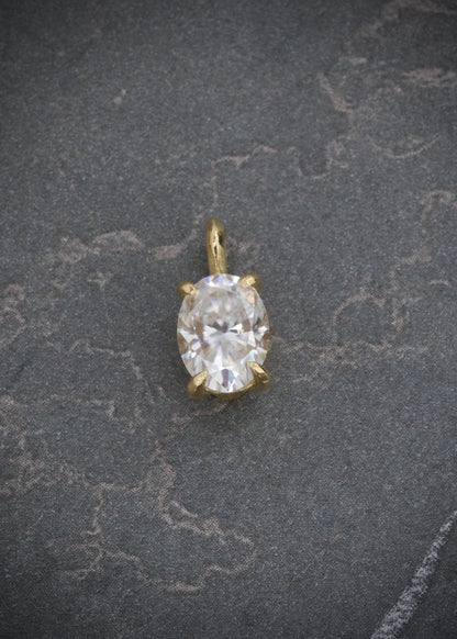 Dije con 78pts de moissanita 0.5gr / Largo 1cm / Oro Amarillo (Joya) B