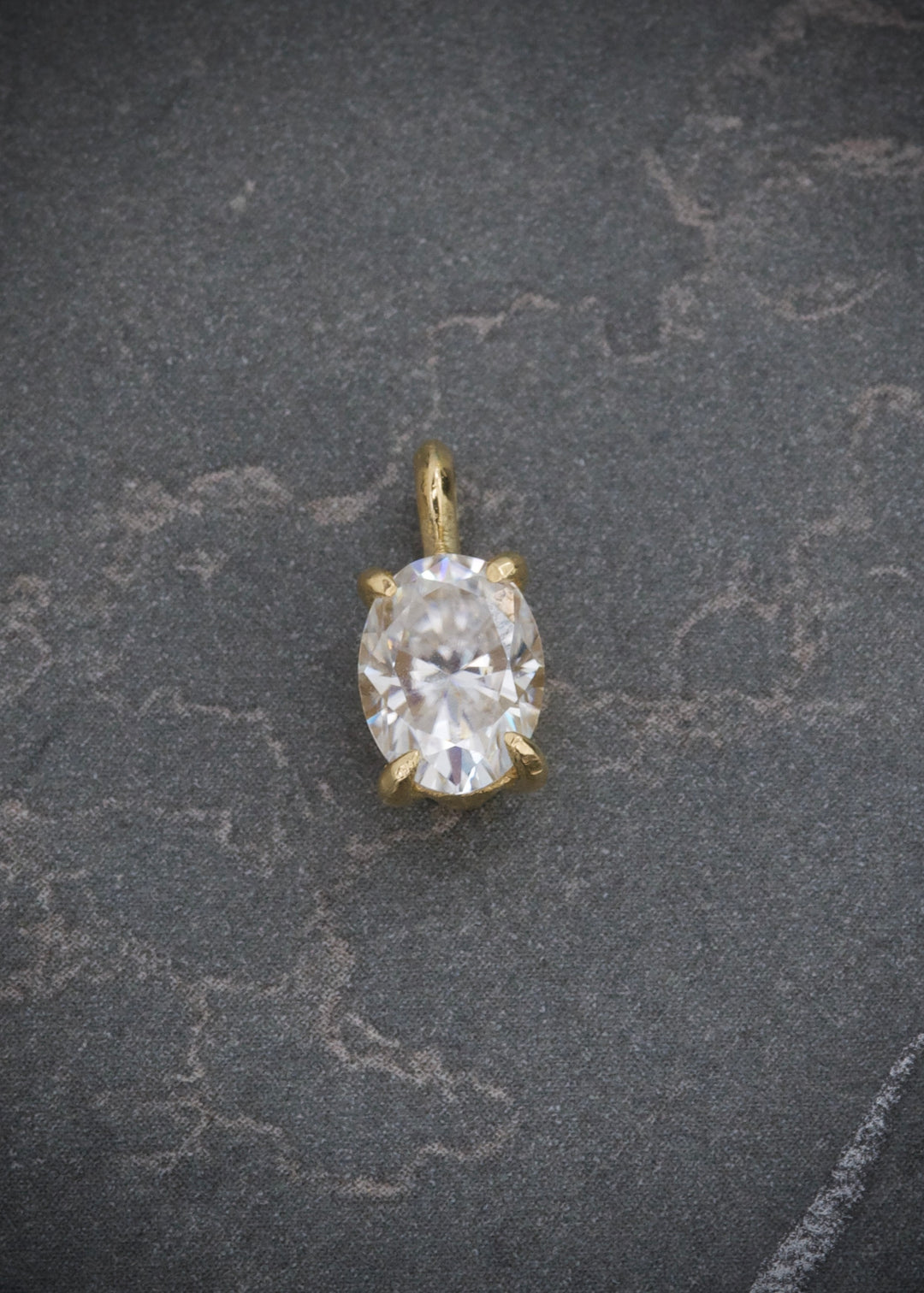 Dije con 78pts de moissanita 0.55gr / Largo 1cm — Oro Amarillo