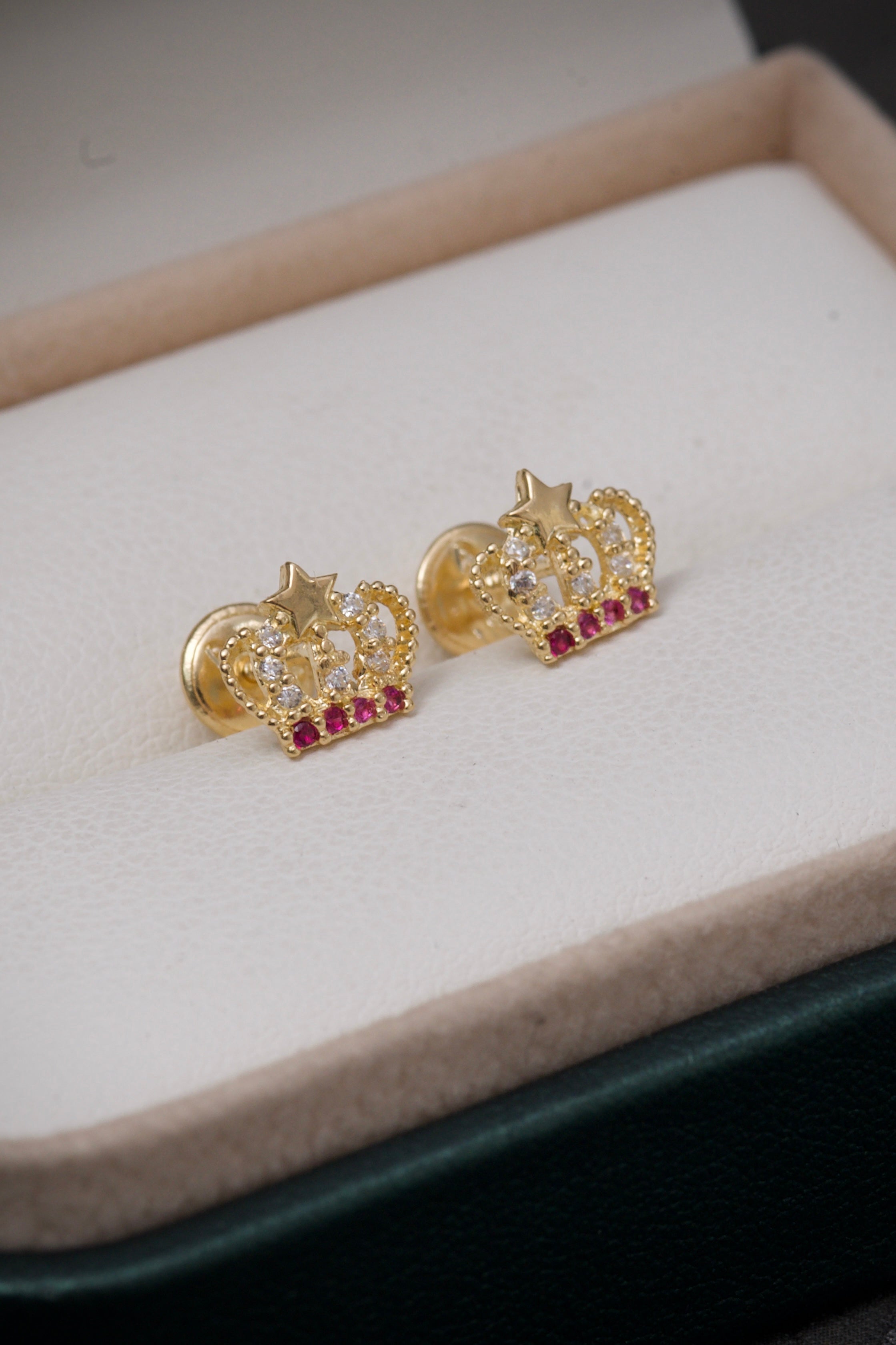 Topos de corona con swarovski fucsia y blanco 1.15gr / Largo 1 cm / Oro Amarillo Nac B