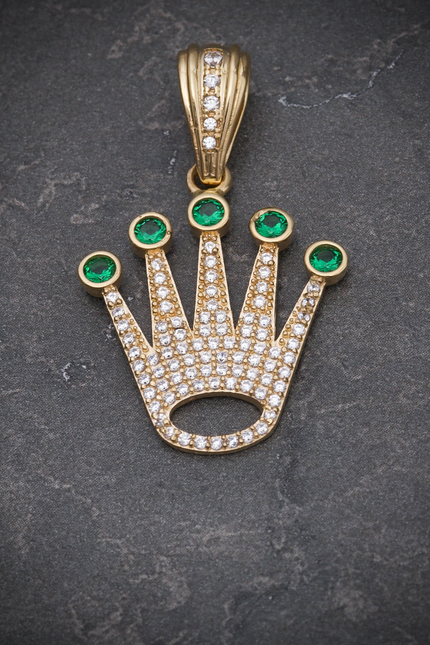 Dije de corona con swarovski blanco y verde 4gr / Largo 3.5cm / Oro Amarillo Nac M