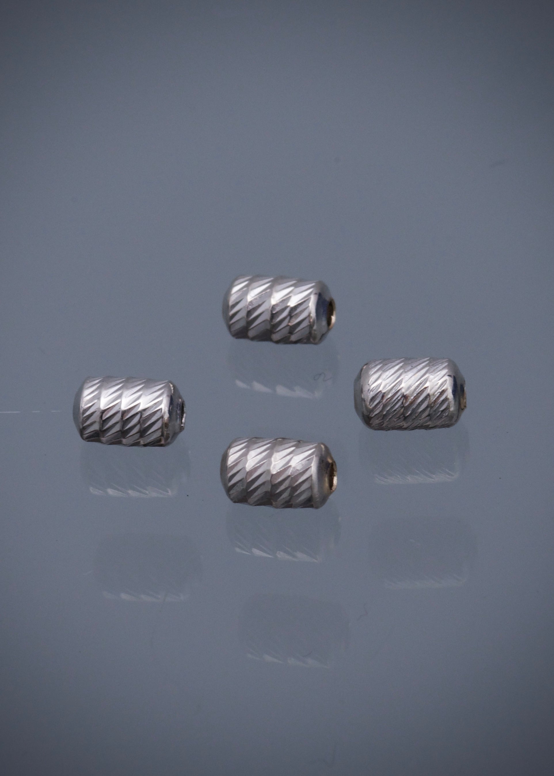 Herraje tubo diamantado 0.25gr / Largo 0.6cm / Oro Blanco Nac B