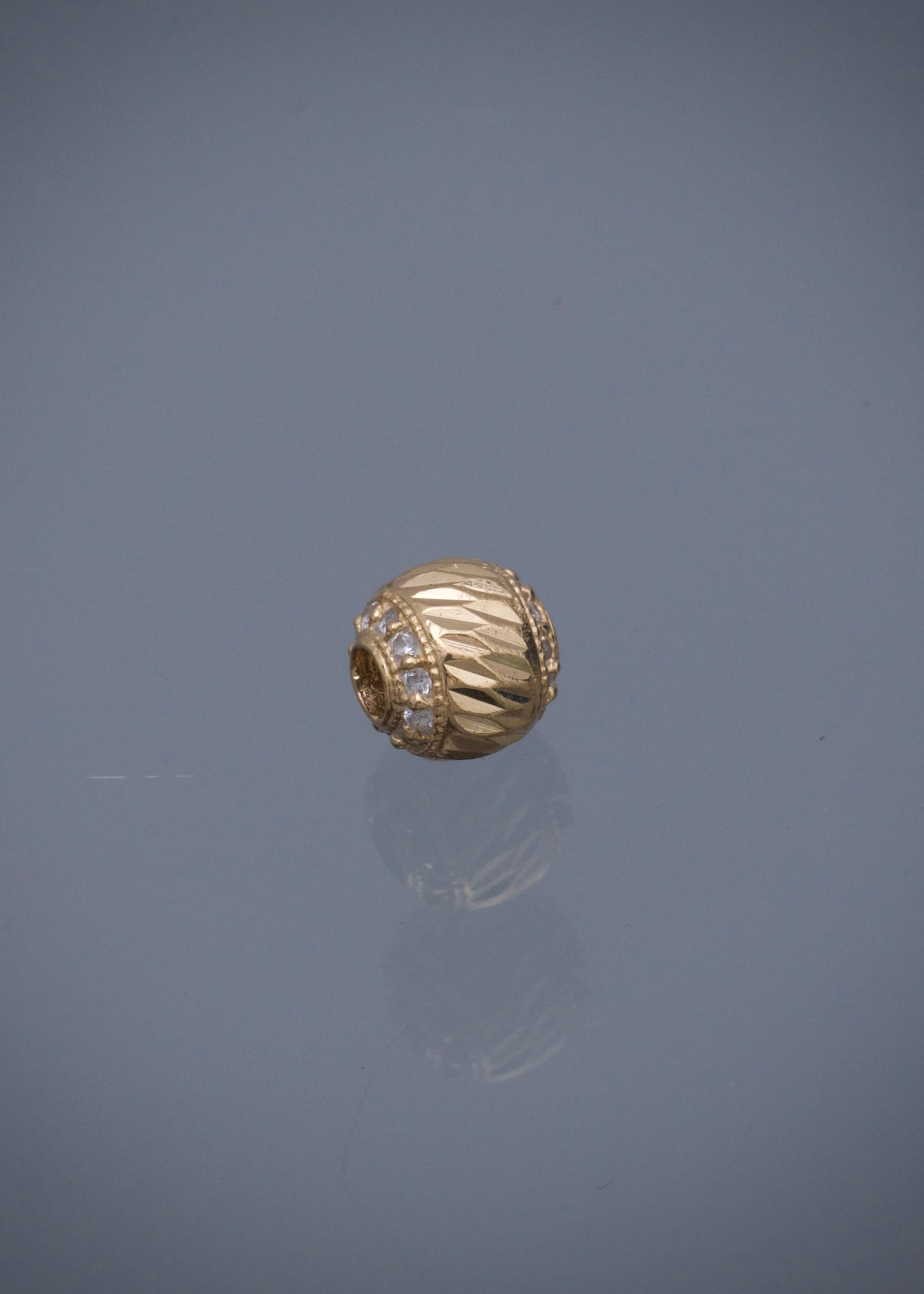 Herraje diamantado con swarovski blanco  0.65gr / Largo 0.63cm / Oro Amarillo Nac B