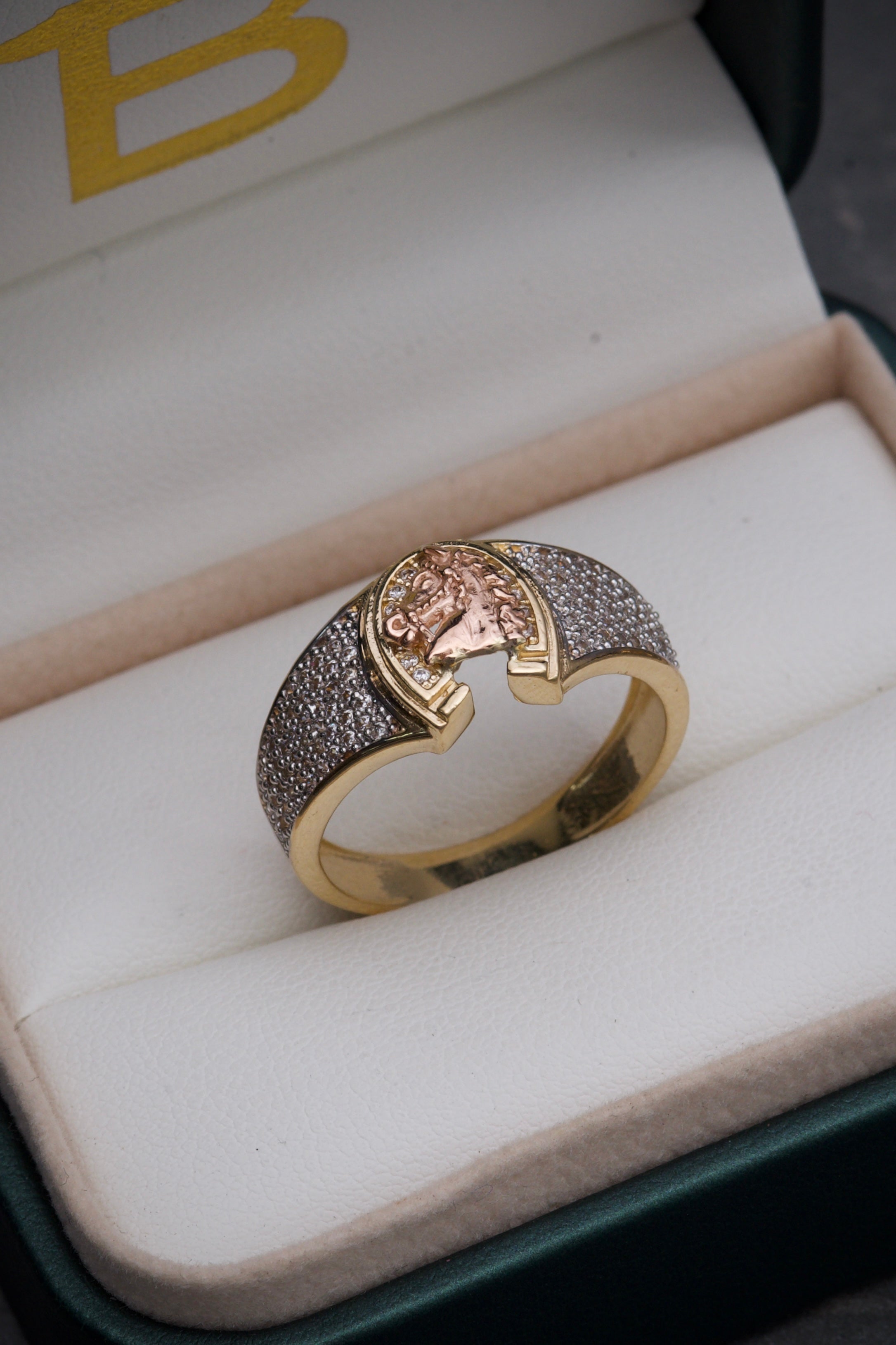 Anillo de herradura con caballo y swarovski blanco 6.9gr / TALLA 10 1/2 / Dos Oros Nac B